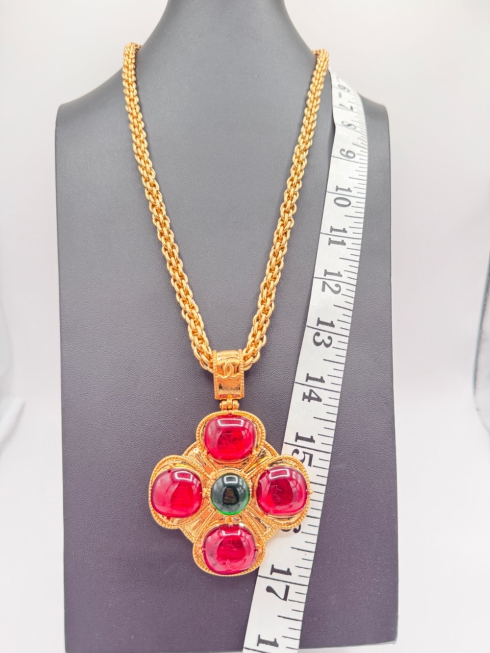 CHANEL Vintage Rare Gripoix 97A Necklace with Red and Green Cabochons - Picture 12 of 13